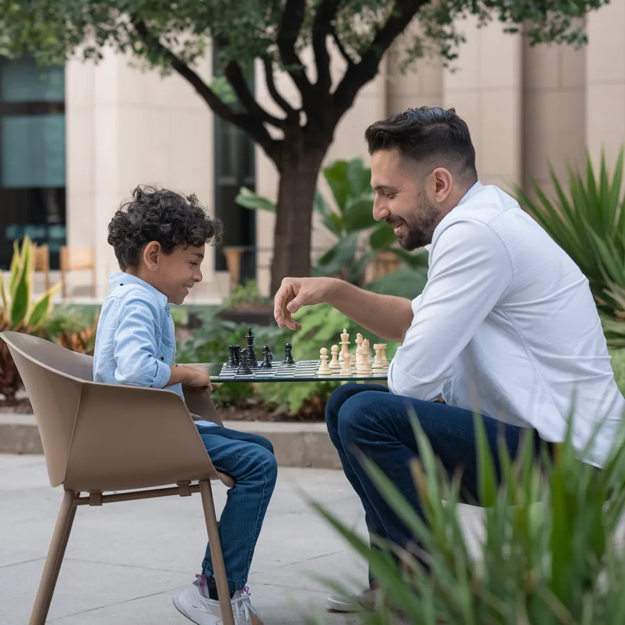 Illustration d’un adulte et d’un enfant jouant aux échecs
